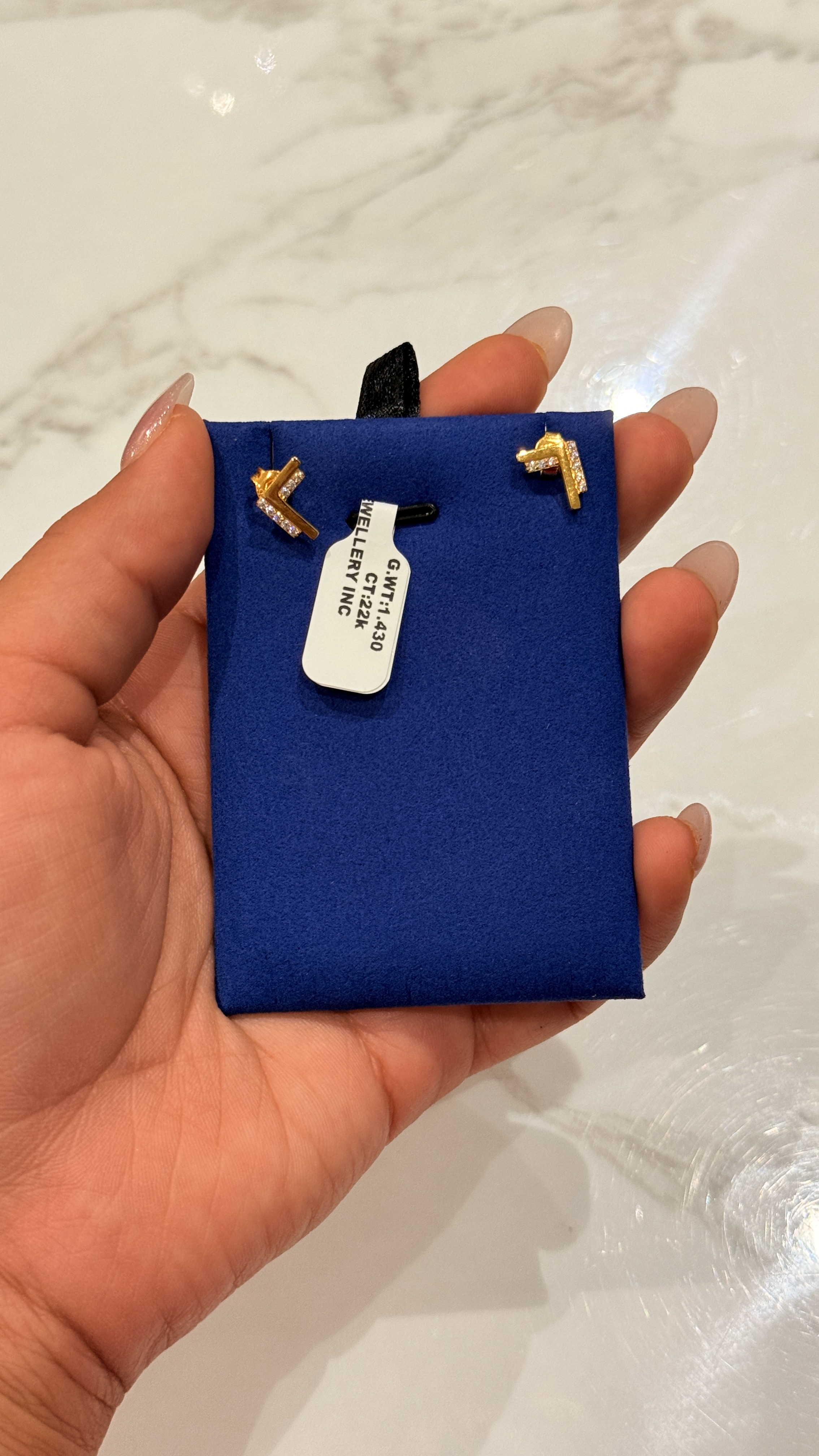 22k gold studs 1.430 g