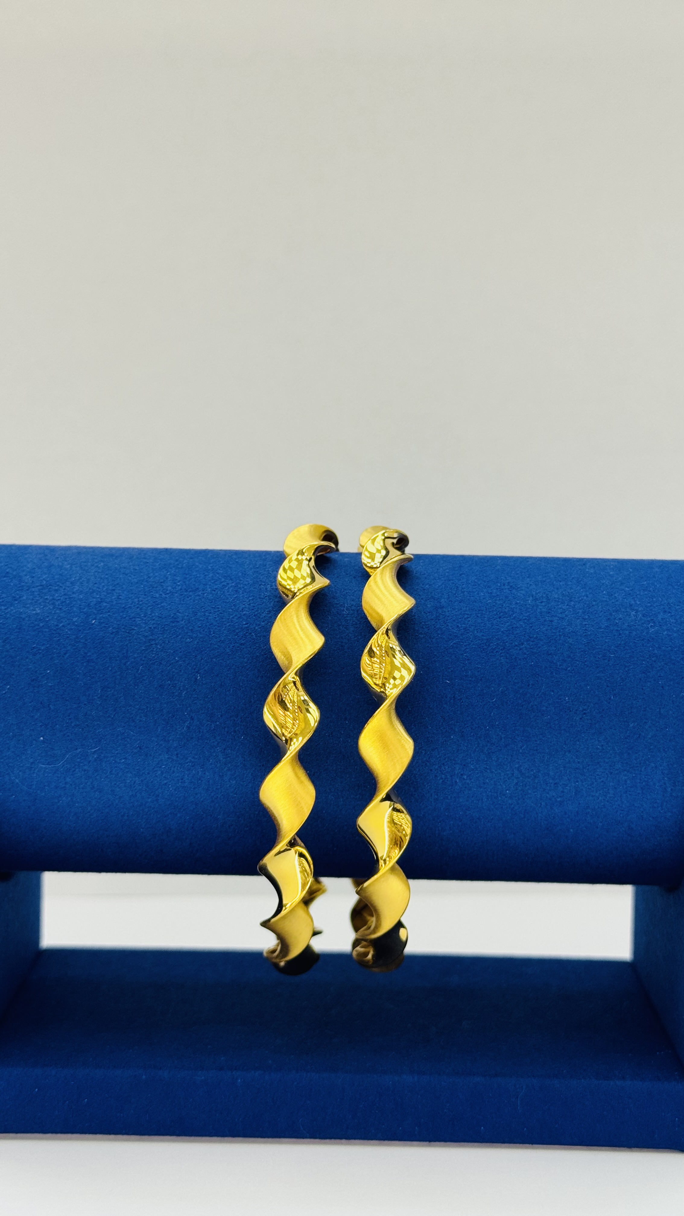 Women Bangle 22.97g