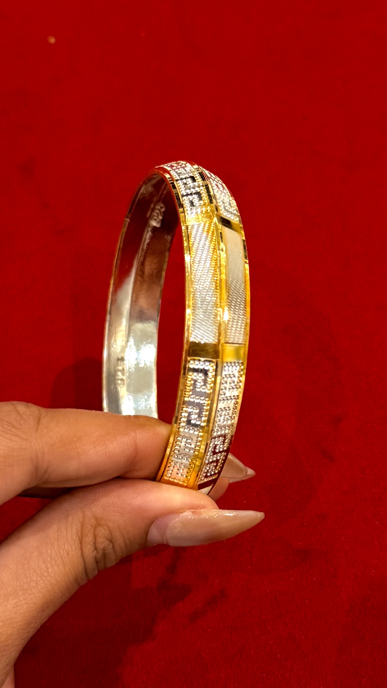 https://www.akirajewellery.com/product/VERSACE%20AND%20PLAIN%20MENS%20SILVER%20KADA