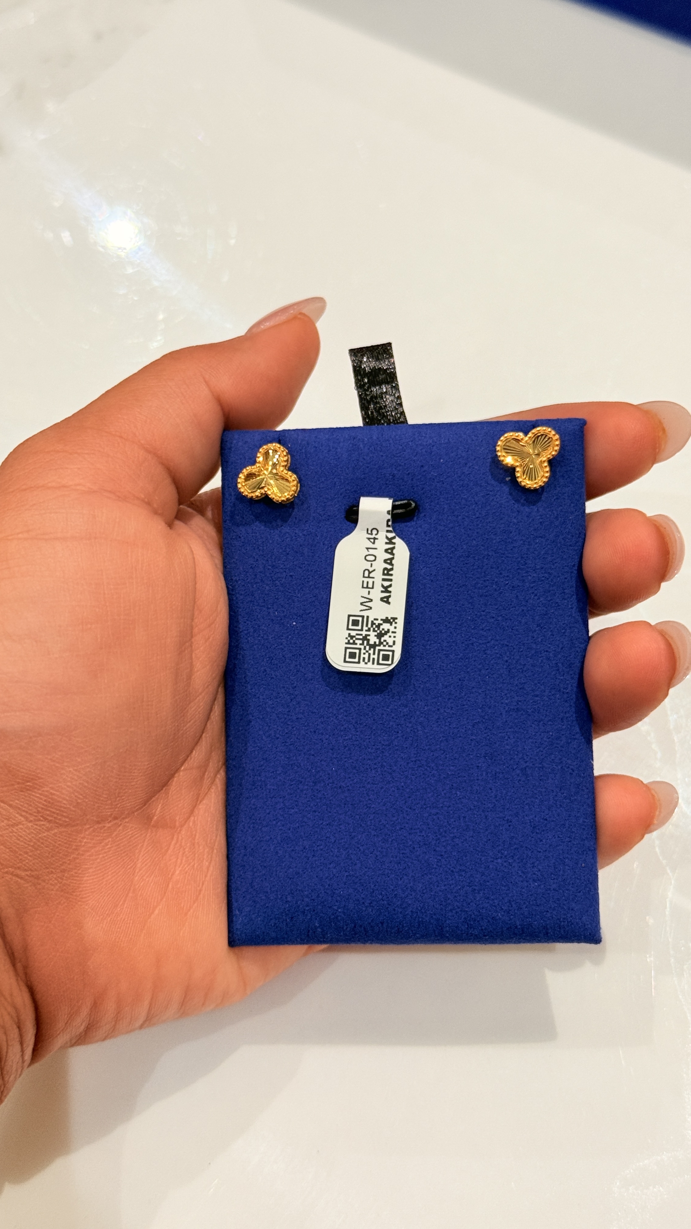 22 k gold studs 1.524 g