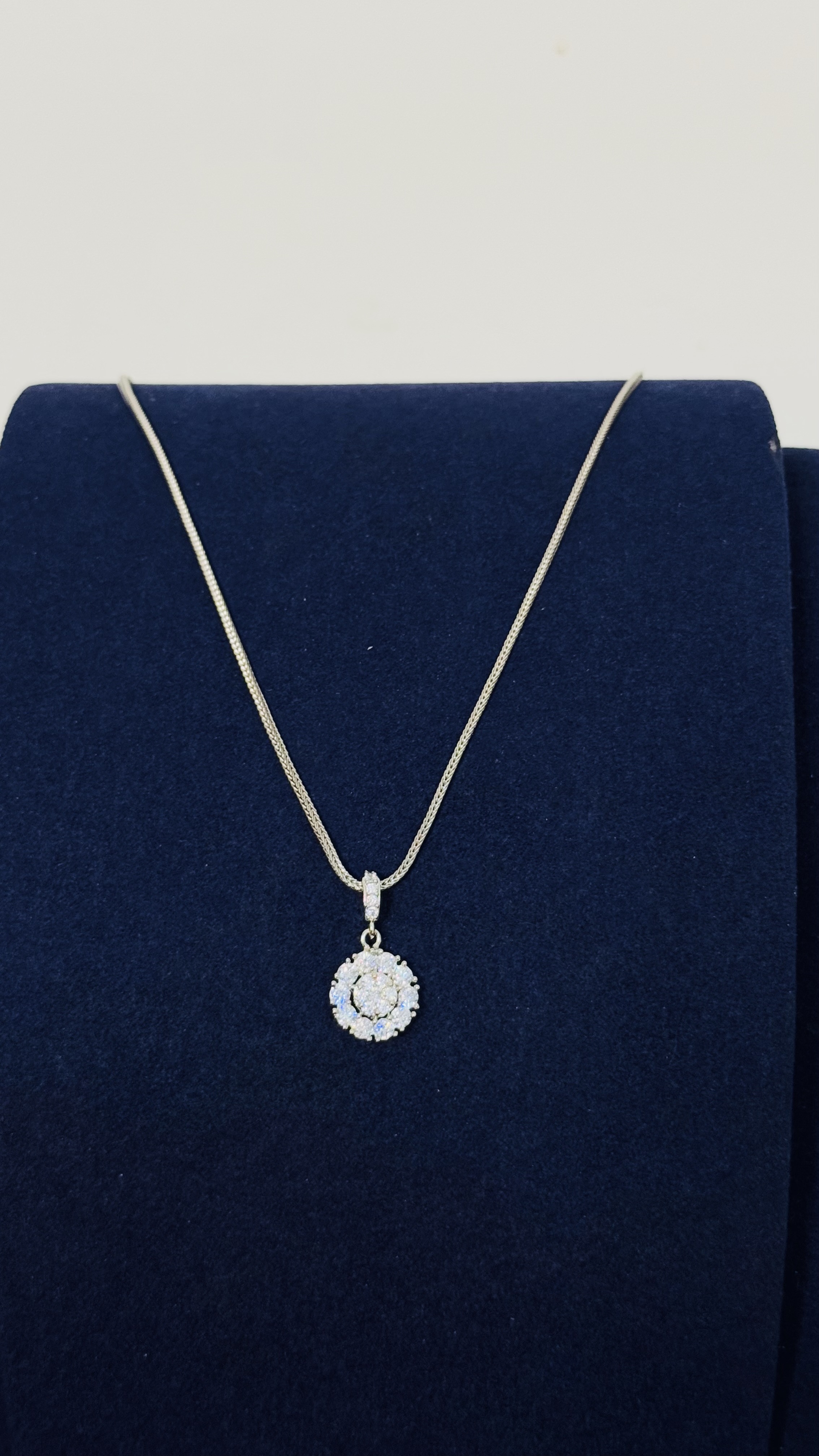 Round women pendant silver