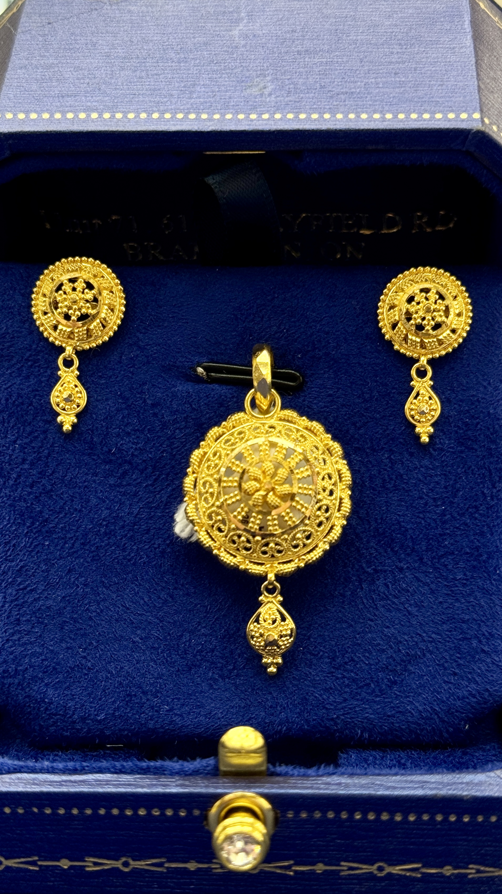 https://www.akirajewellery.com/product/Women%20pendant%20set%206.78g