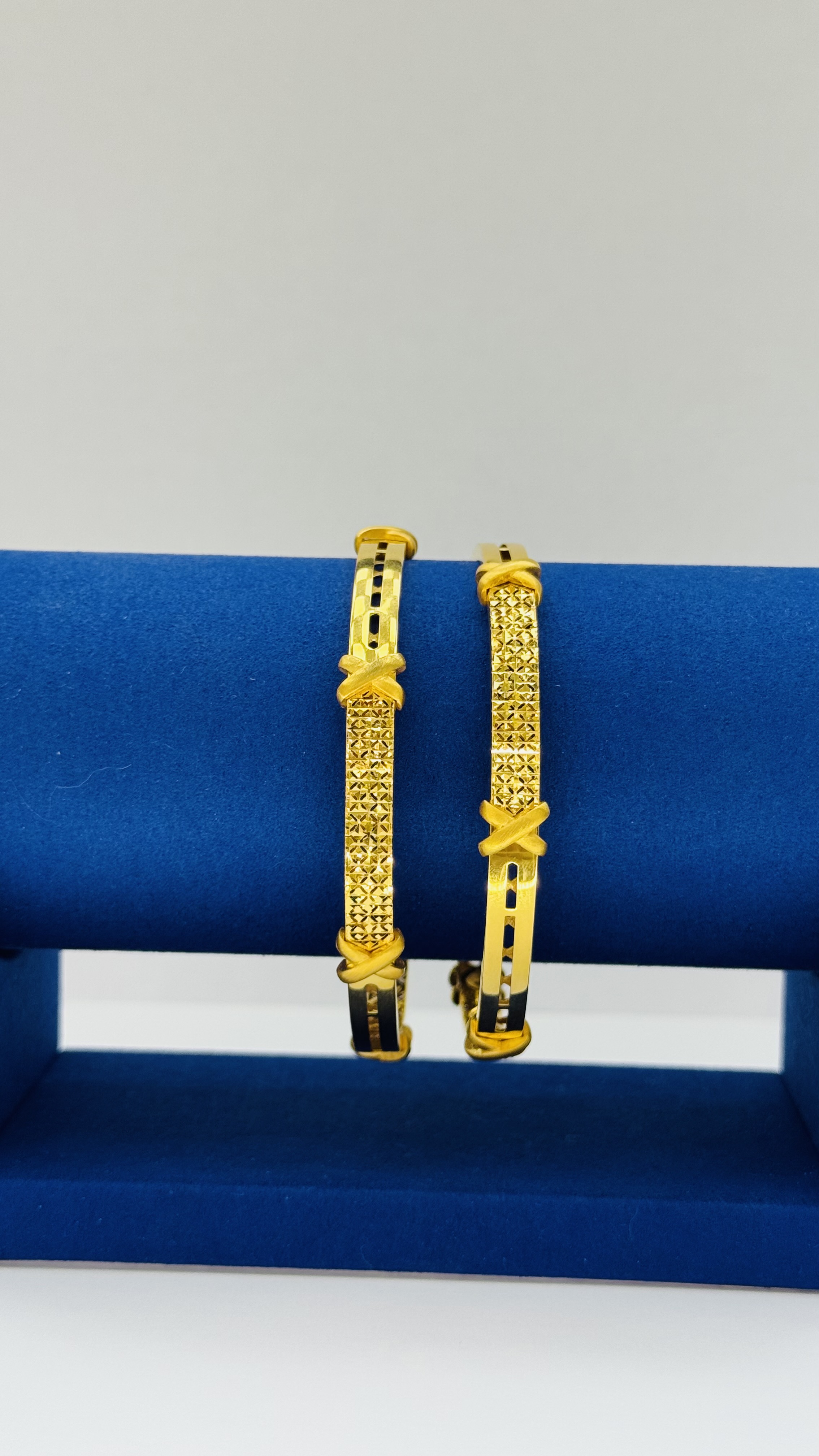 Women Bangle 22.93g