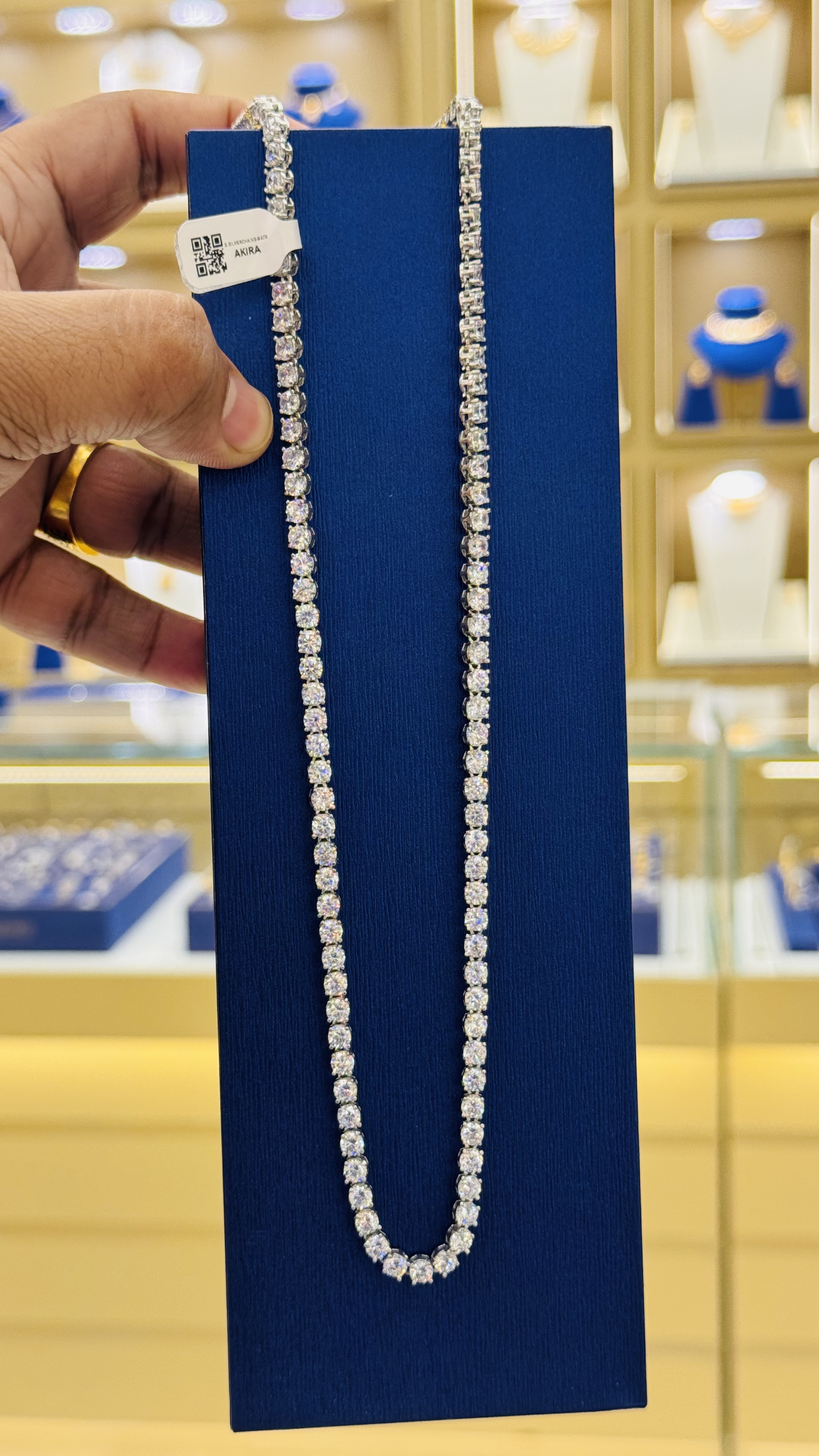 https://www.akirajewellery.com/product/MEN%20ICEOUT%20SILVER%20CHAIN%2038.567