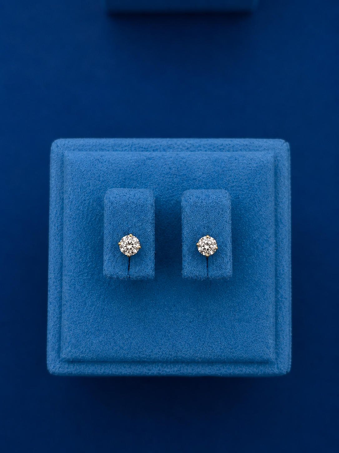 https://www.akirajewellery.com/product/Diamond%20Studs