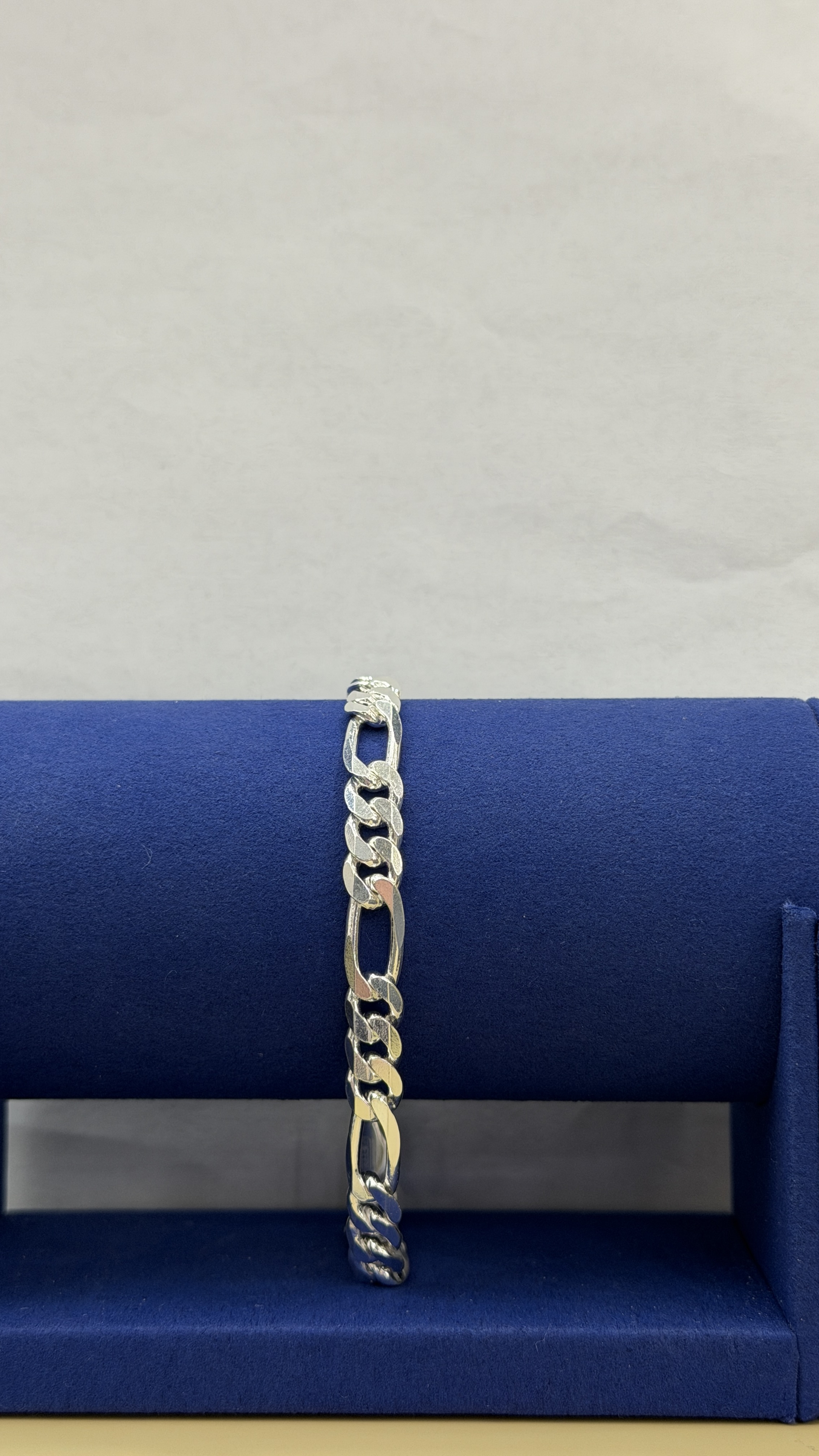 https://www.akirajewellery.com/product/Men%20Bracelets%2017.26g