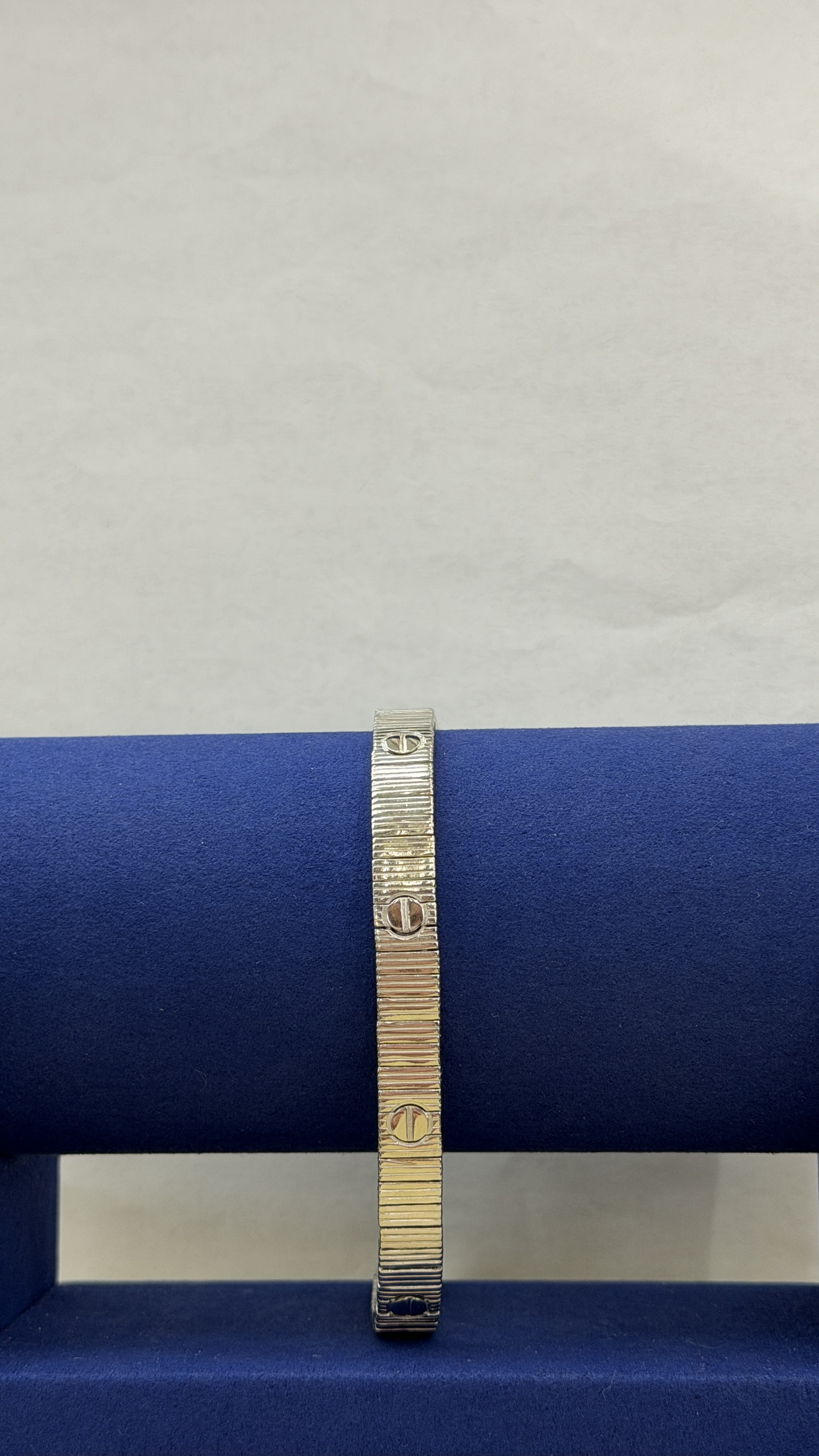 https://www.akirajewellery.com/product/Men%20Bracelets%2028.39g