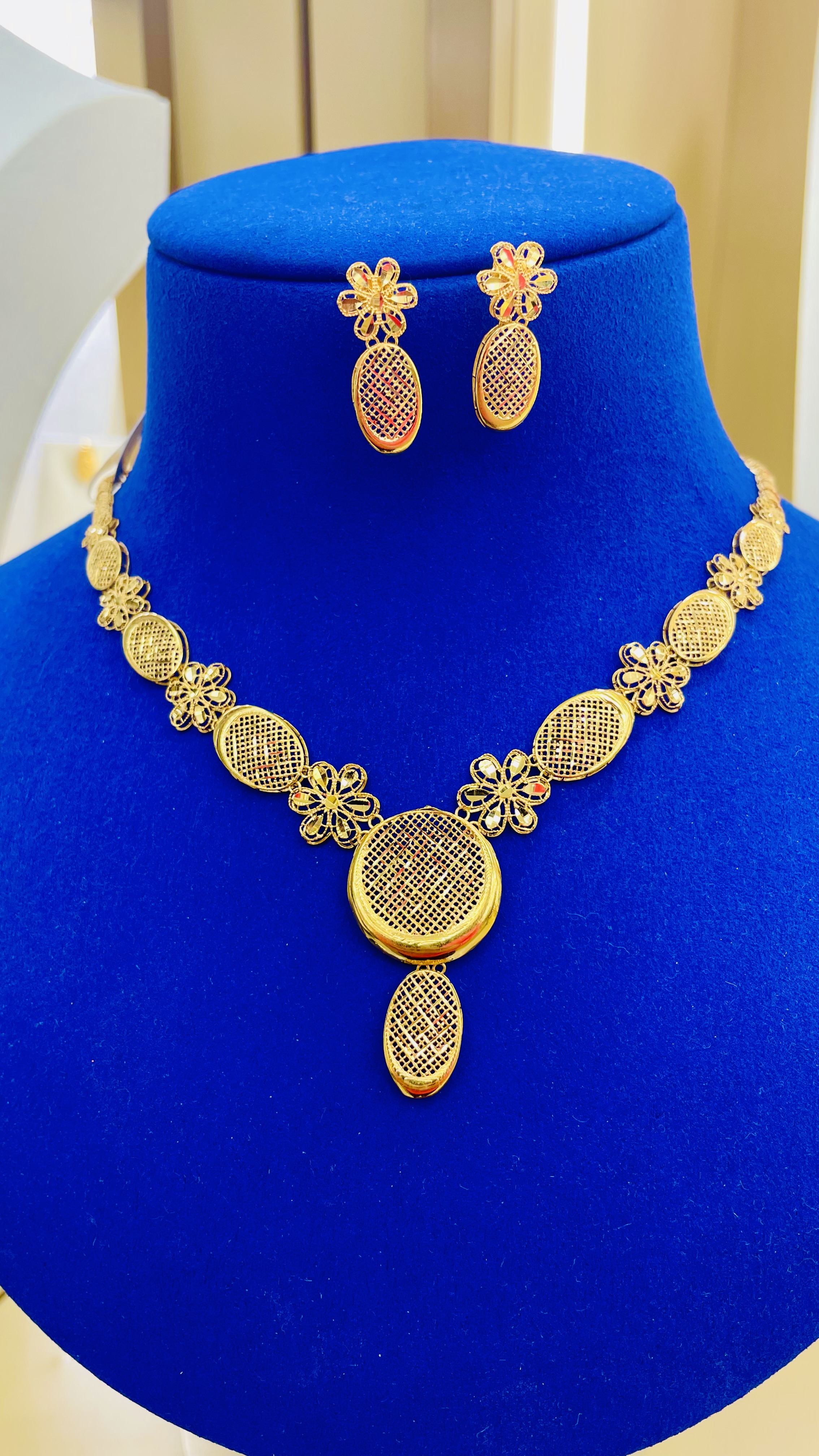 Women necklace 15.28 g