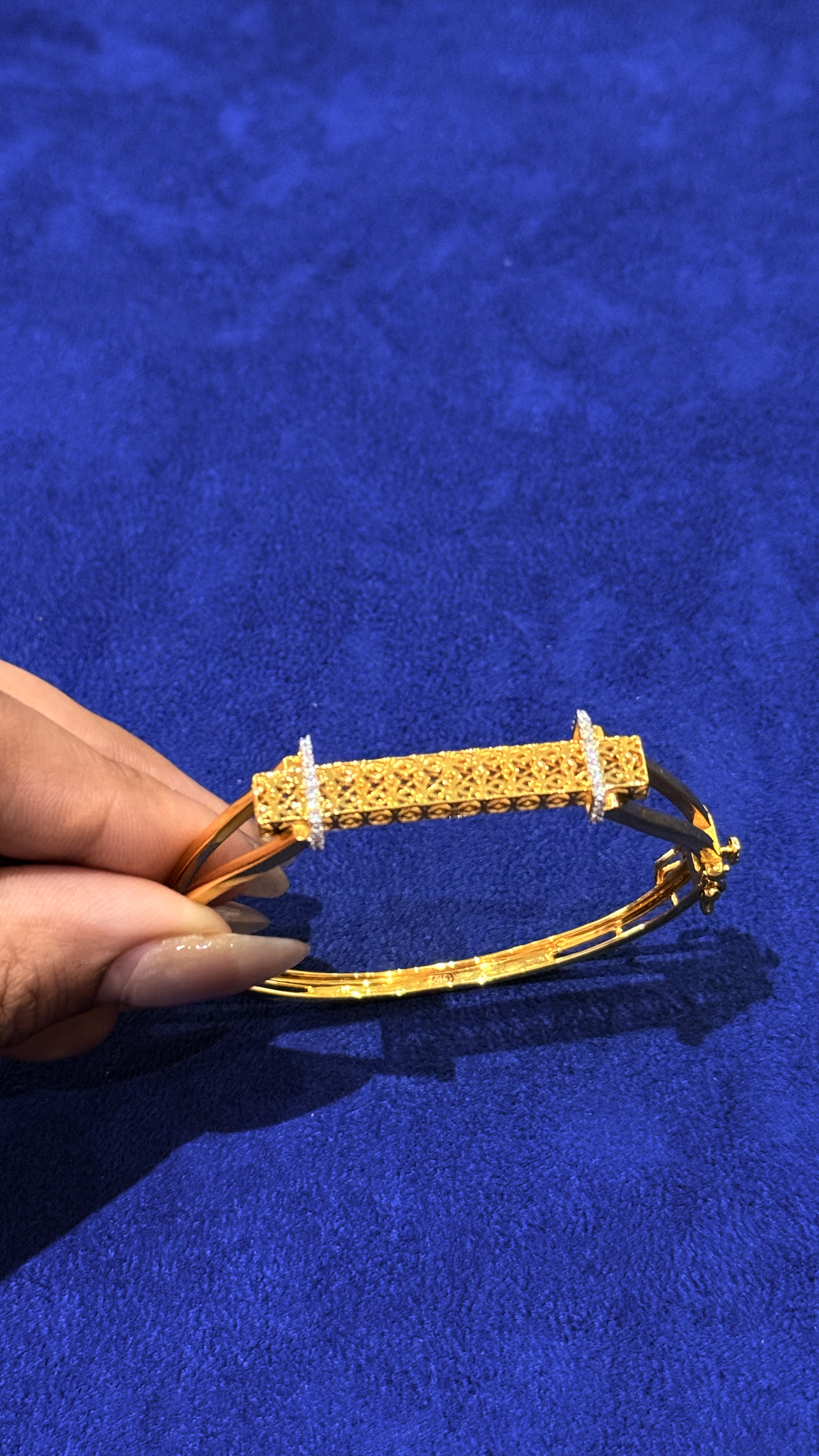 WOMEN MODERN DESIGN BRACELET