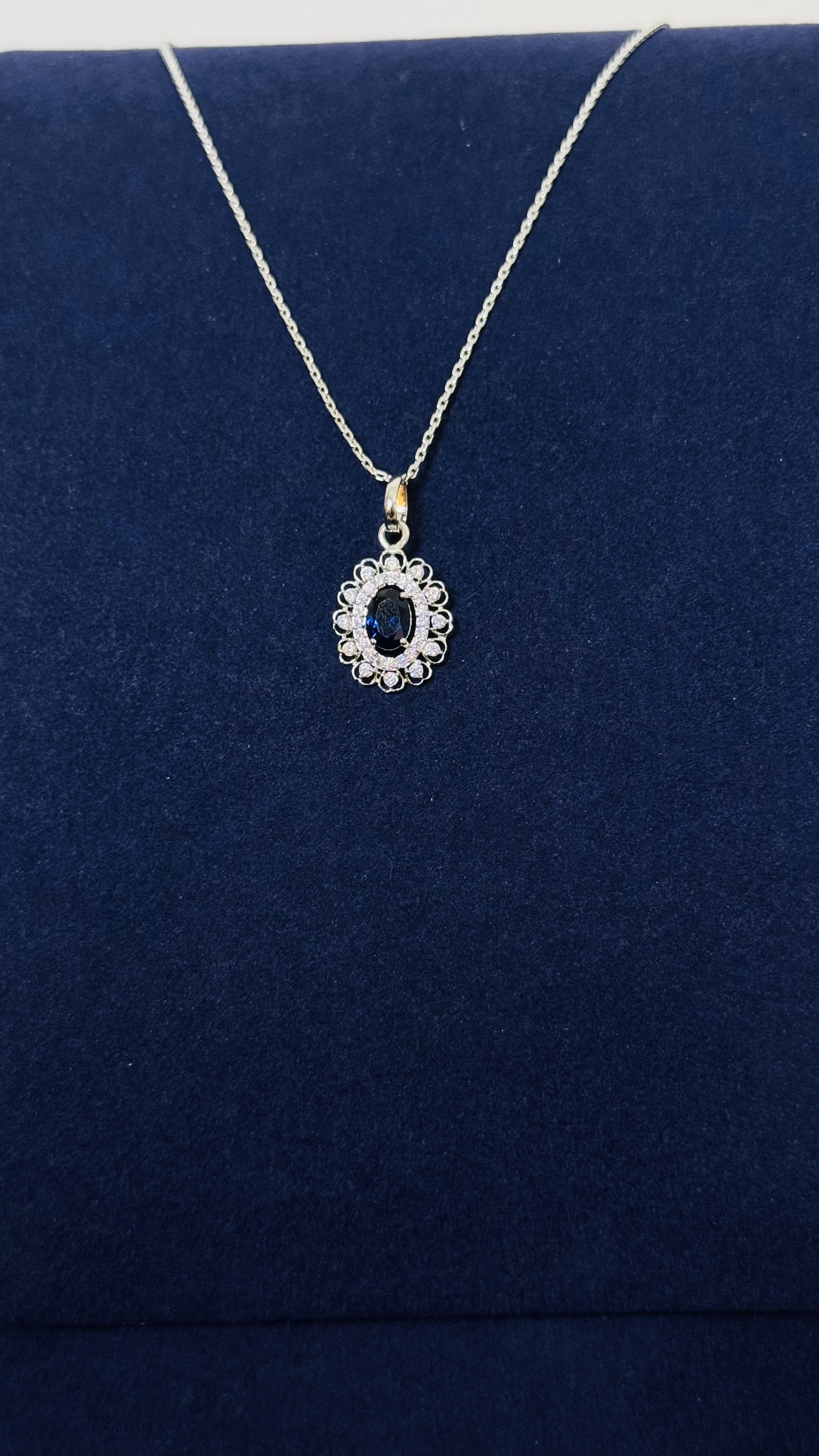 OVAL SILVER NECKLACE