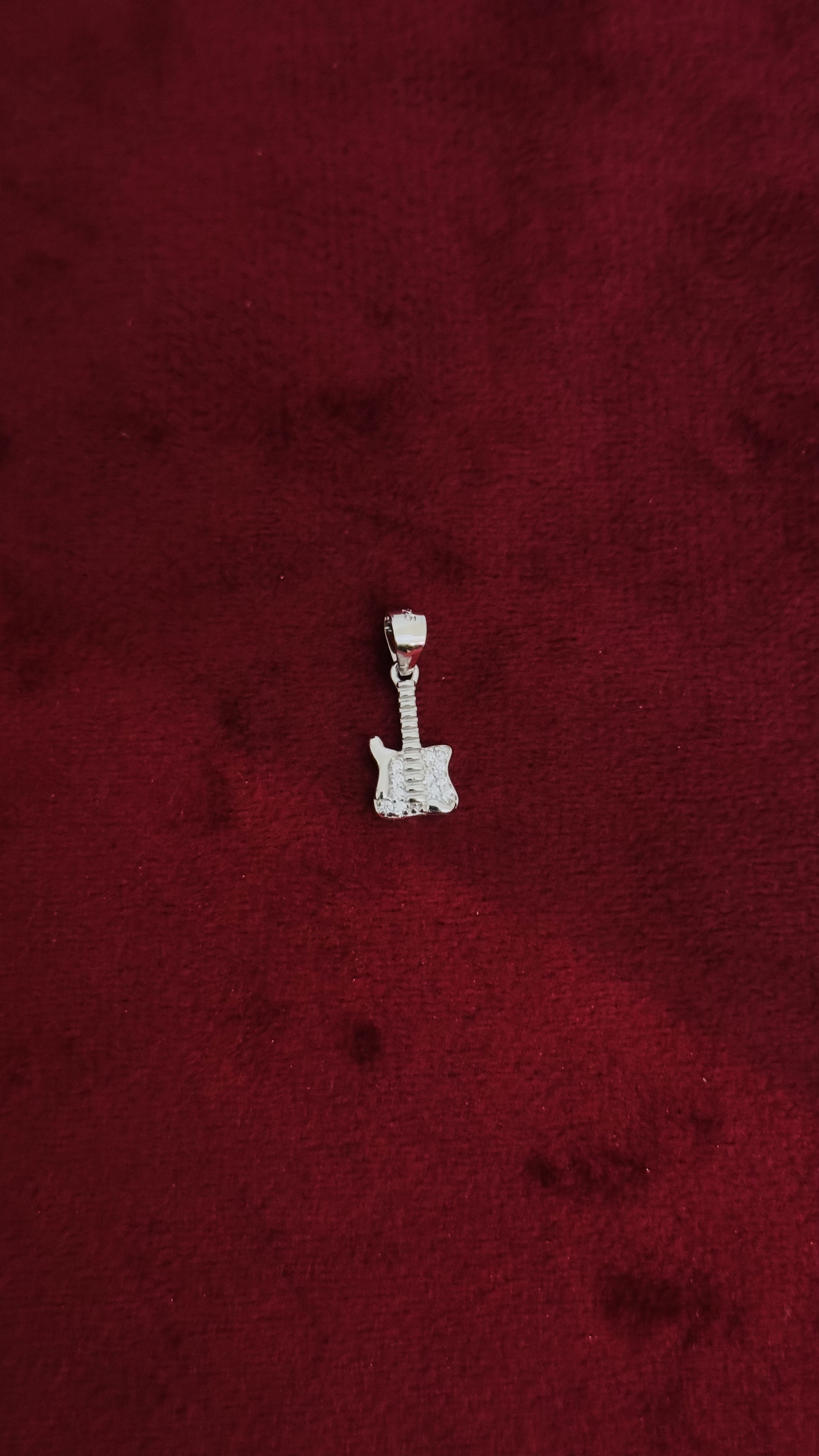 GUITAR SILVER PENDANT