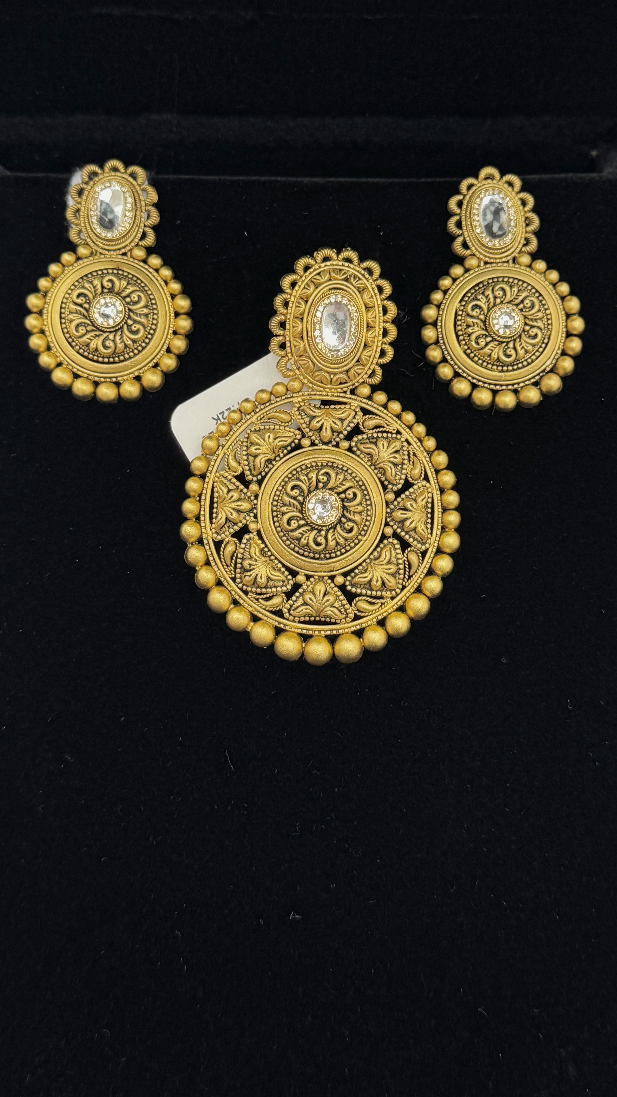 https://www.akirajewellery.com/product/Women%20pendant%20set%2019.52g