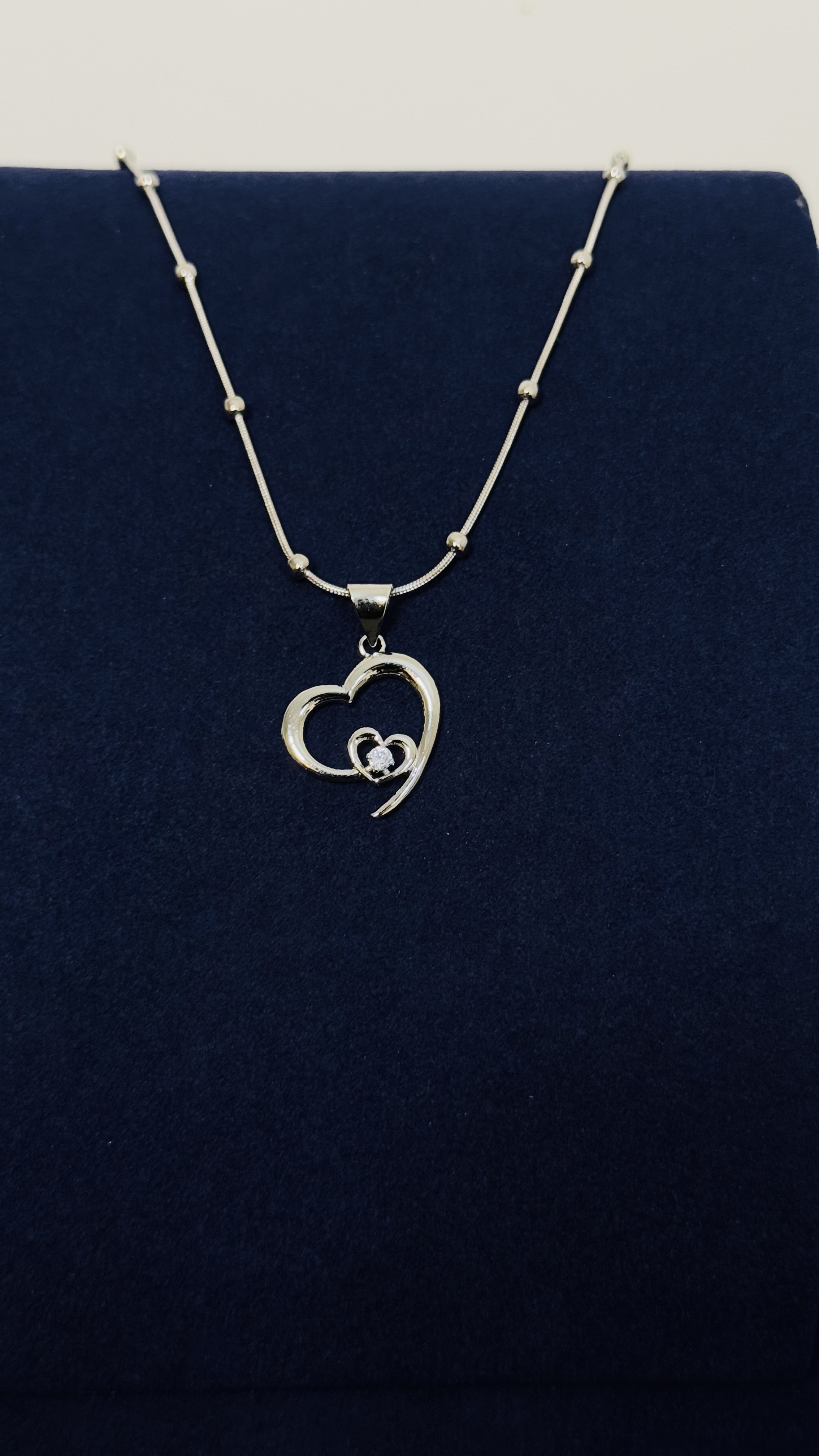 HEART NECKLACE WITH STYLISH CHAIN