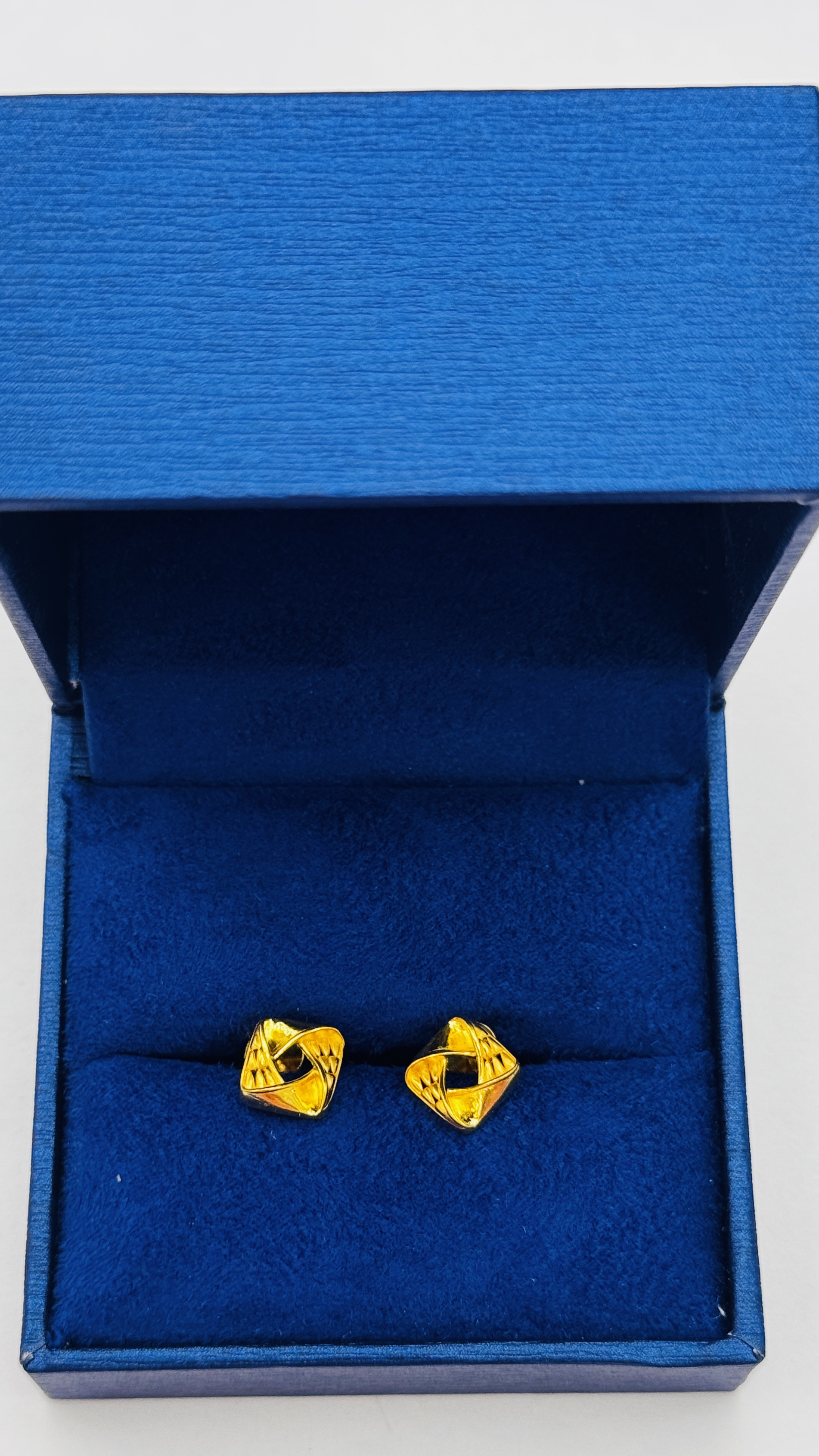 Women Stud 2.10g