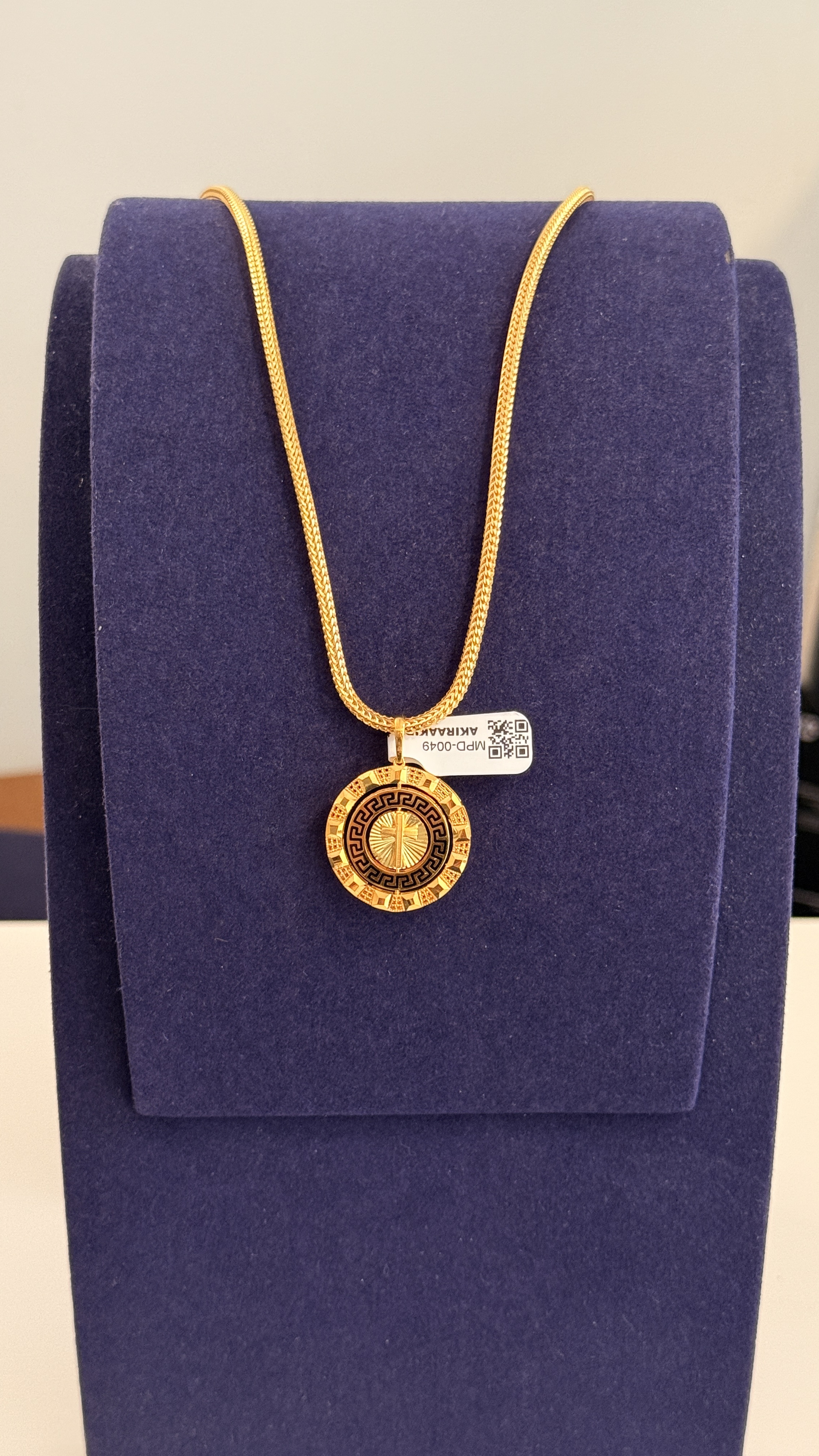 22k gold  double sided  pendant 9.88 g