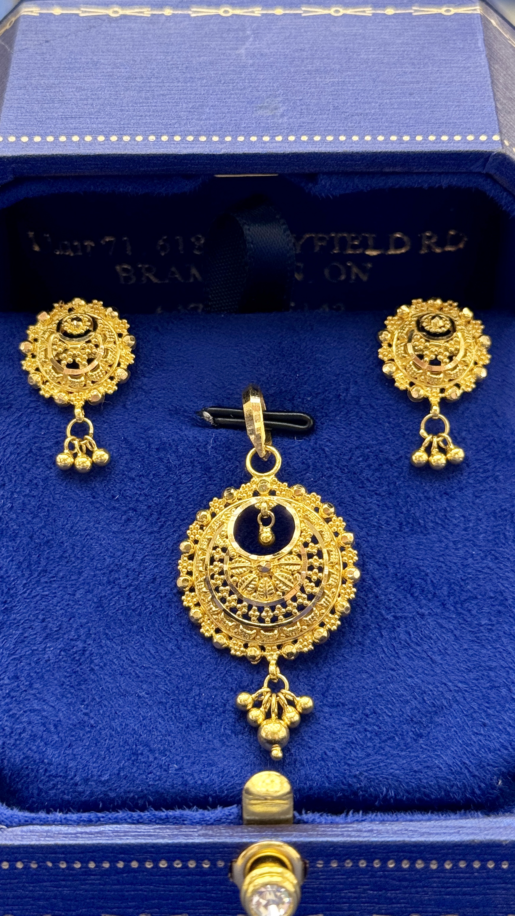 https://www.akirajewellery.com/product/Women%20pendant%20set%207.01g