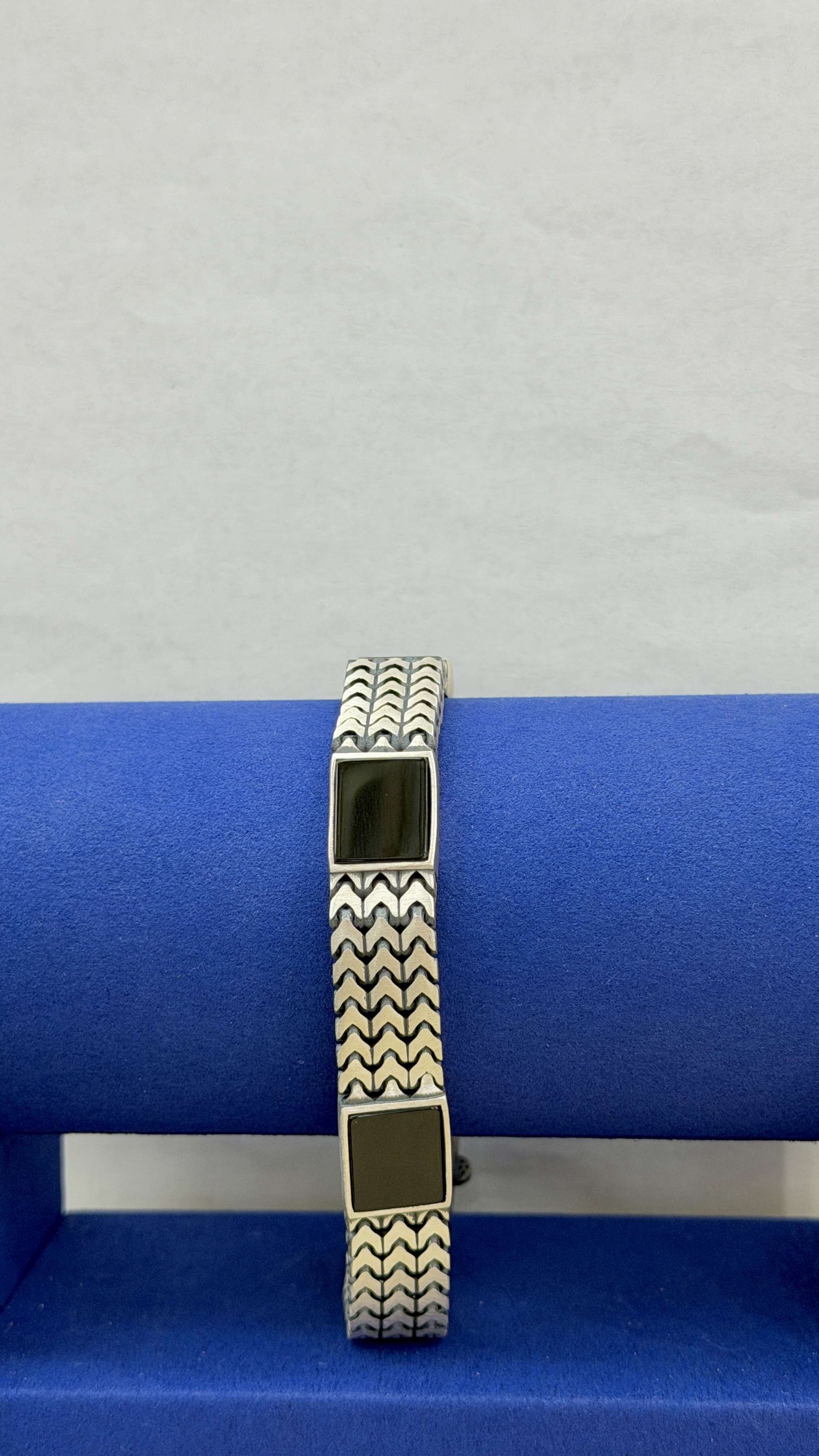 https://www.akirajewellery.com/product/Men%20Bracelets%2051.58g