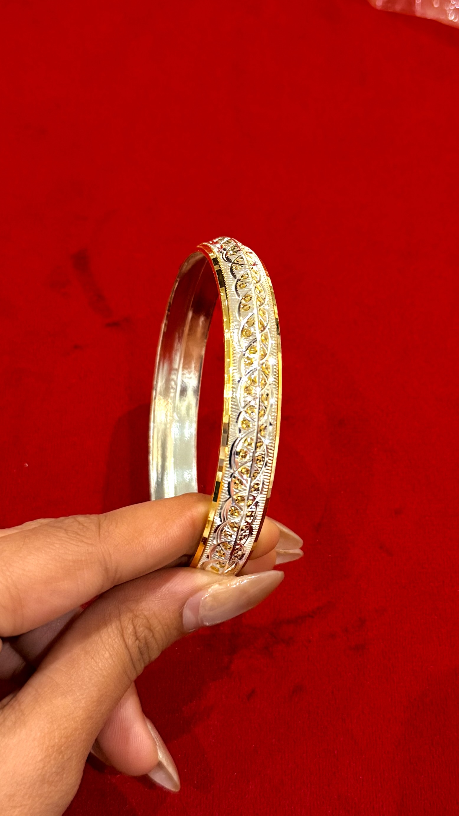 https://www.akirajewellery.com/product/CURVE%20GOLDEN%20DOTTED%20MENS%20SILVER%20KADA